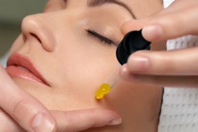 SỰ KHÁC NHAU GIỮA SERUM, KEM DƯỠNG VÀ DẦU DƯỠNG
