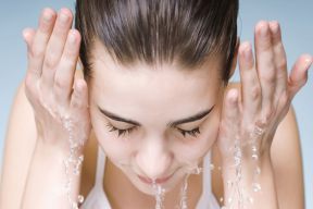 4 bước hướng dẫn cách dùng sữa rửa mặt sạch sâu, hiệu quả