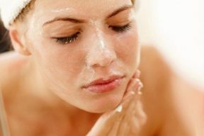 TẨY DA CHẾT TRƯỚC HAY RỬA MẶT TRƯỚC, ĐÂU MỚI LÀ THỨ TỰ SKINCARE ĐÚNG CHUẨN?