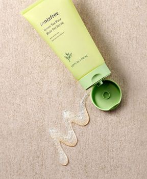 Gel tẩy tế bào chết toàn thân hương trà xanh innisfree Green Tea Pure Body Gel Scrub 150 mL